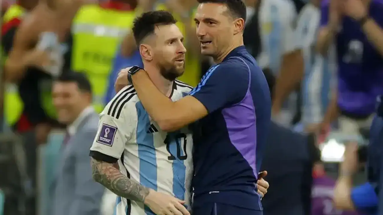 Scaloni confirma Messi como titular e destaca evolução da Argentina sem dependência do craque