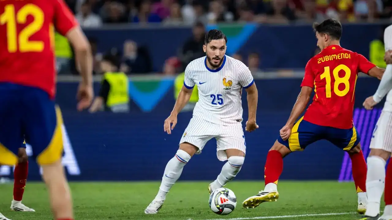 Manchester City fecha contratação de Rayan Cherki, promessa do futebol francês