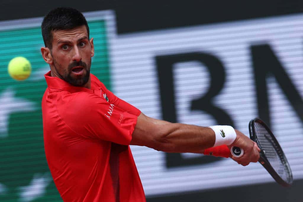 Djokovic atinge marca histórica em Roland Garros e enfrenta Zverev nas quartas