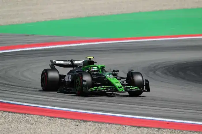 Bortoleto em acao pela Sauber