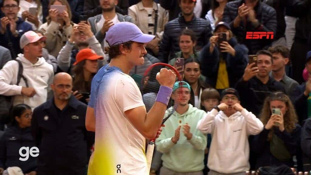 João Fonseca inspira-se em Guga e celebra torcida em Roland Garros