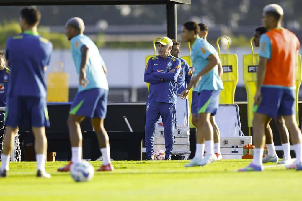 Ancelotti Testa Formação com Cinco Defensores no Primeiro Treino Completo da Seleção