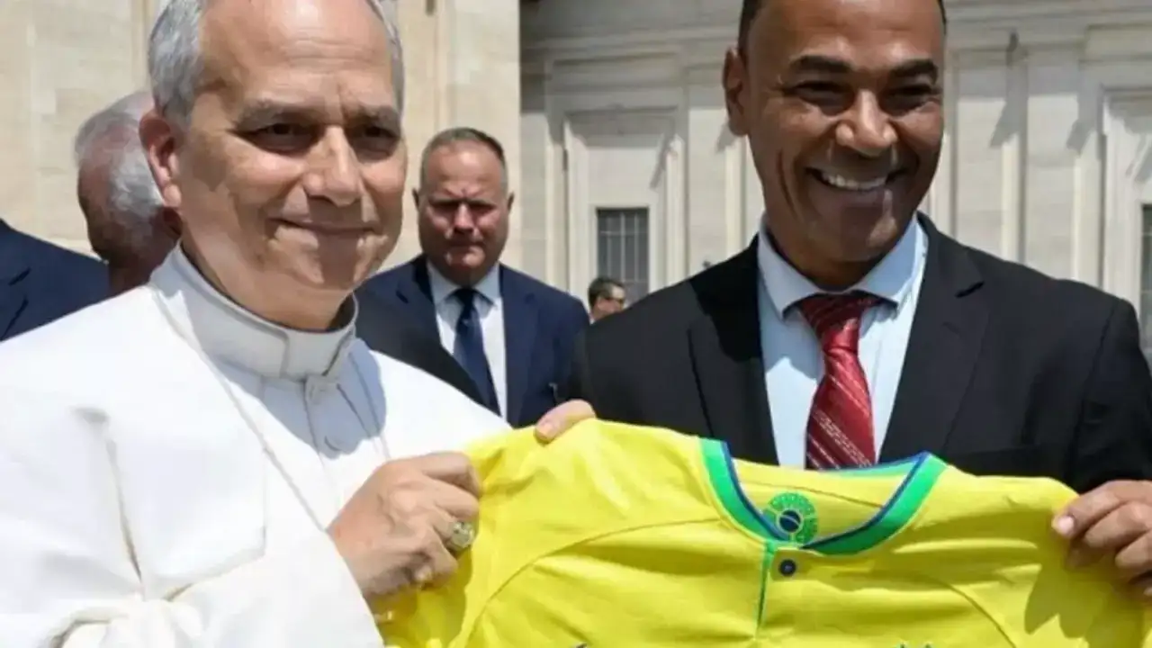 Papa Leão XIV recebe camisa do Brasil das mãos do ícone do futebol Cafu