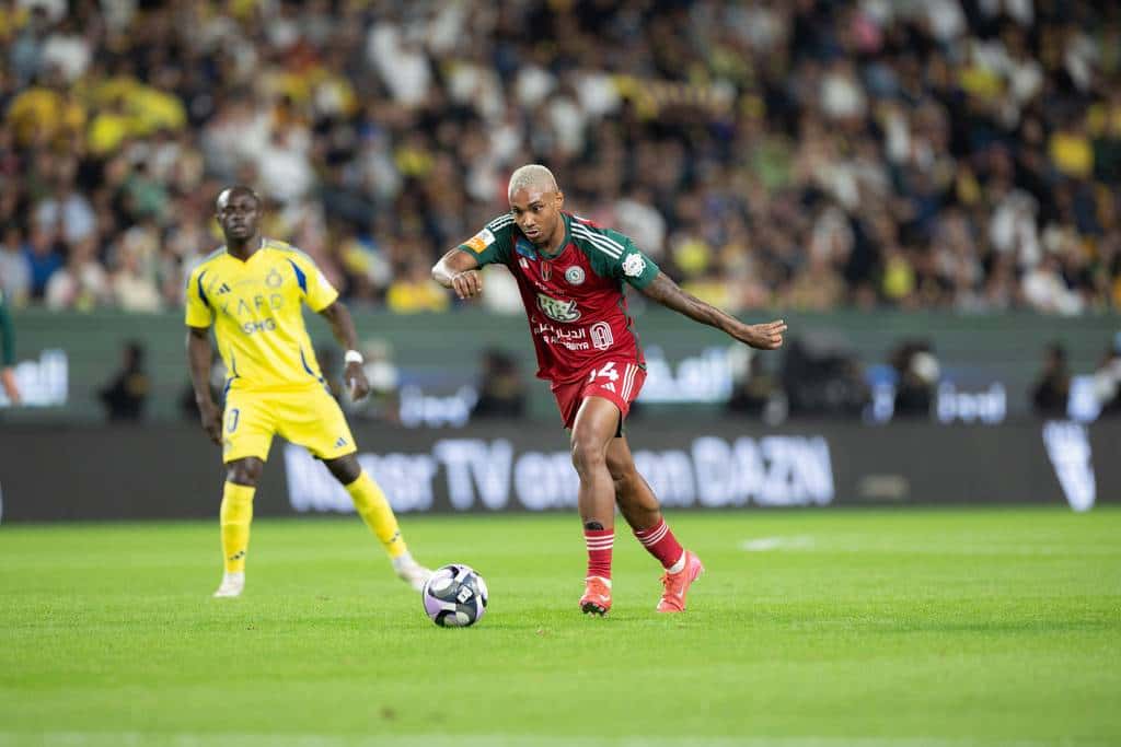 Vitinho, ex-Flamengo, deixa o Al-Ettifaq e está livre no mercado