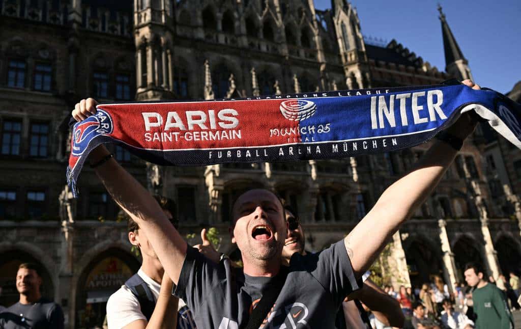 Torcedores do Paris Saint-Germain e da Internazionale de Milão