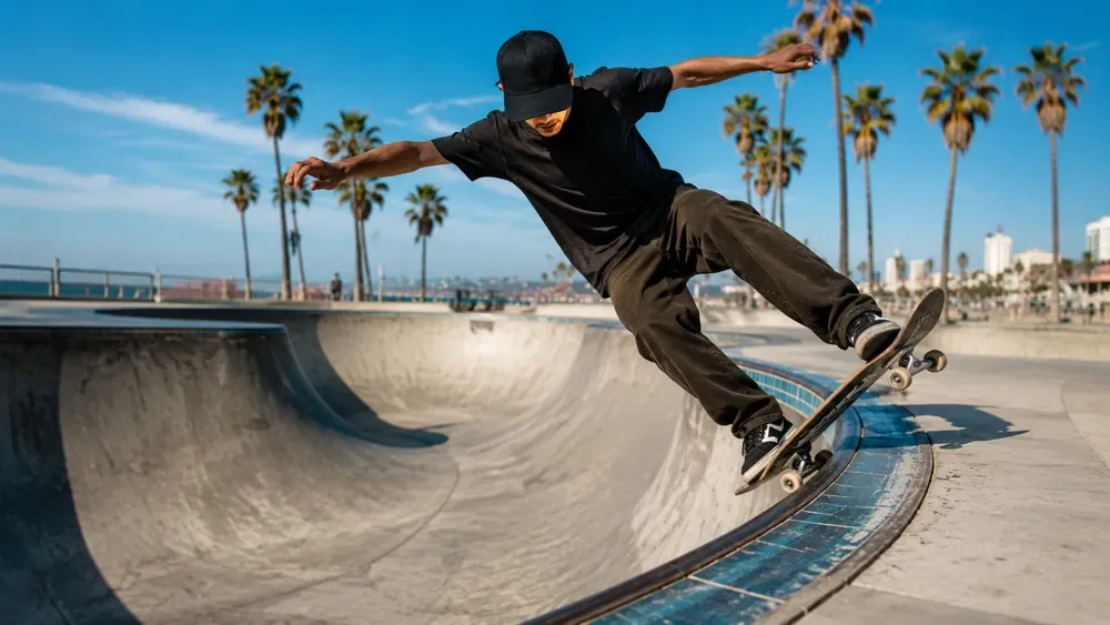 Skatista andando numa bowl, a pista de curvas usada na modalidade Park do skate