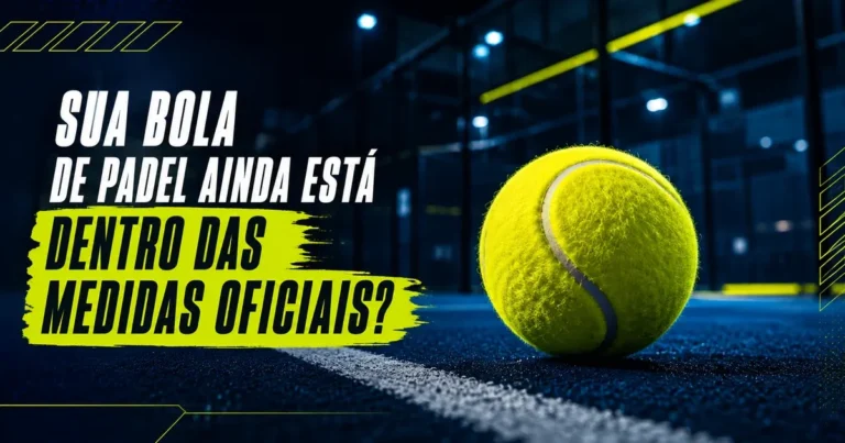 Bola de padel amarela no piso azul de uma quadra envidraçada, com a pergunta se a bola ainda está dentro das medidas oficiais