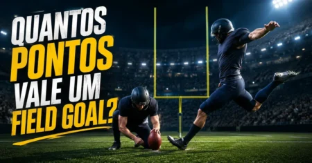 Chutador de futebol americano no momento do contato com a bola apoiada pelo holder, com os postes amarelos ao fundo